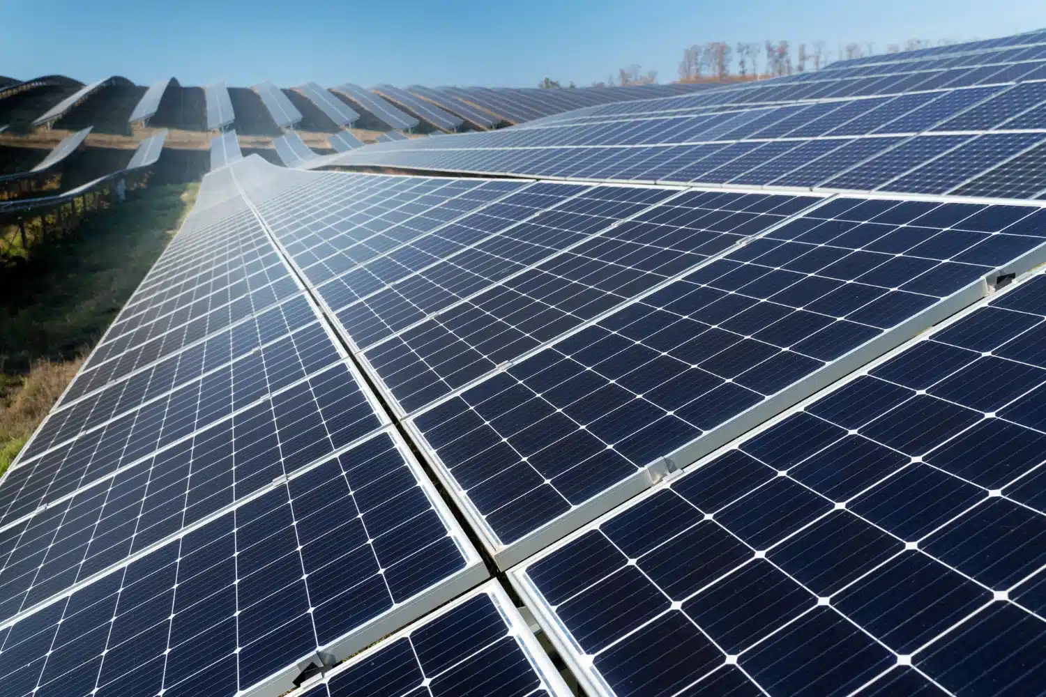 Panneaux solaires installés sur la toiture d'une maison individuelle