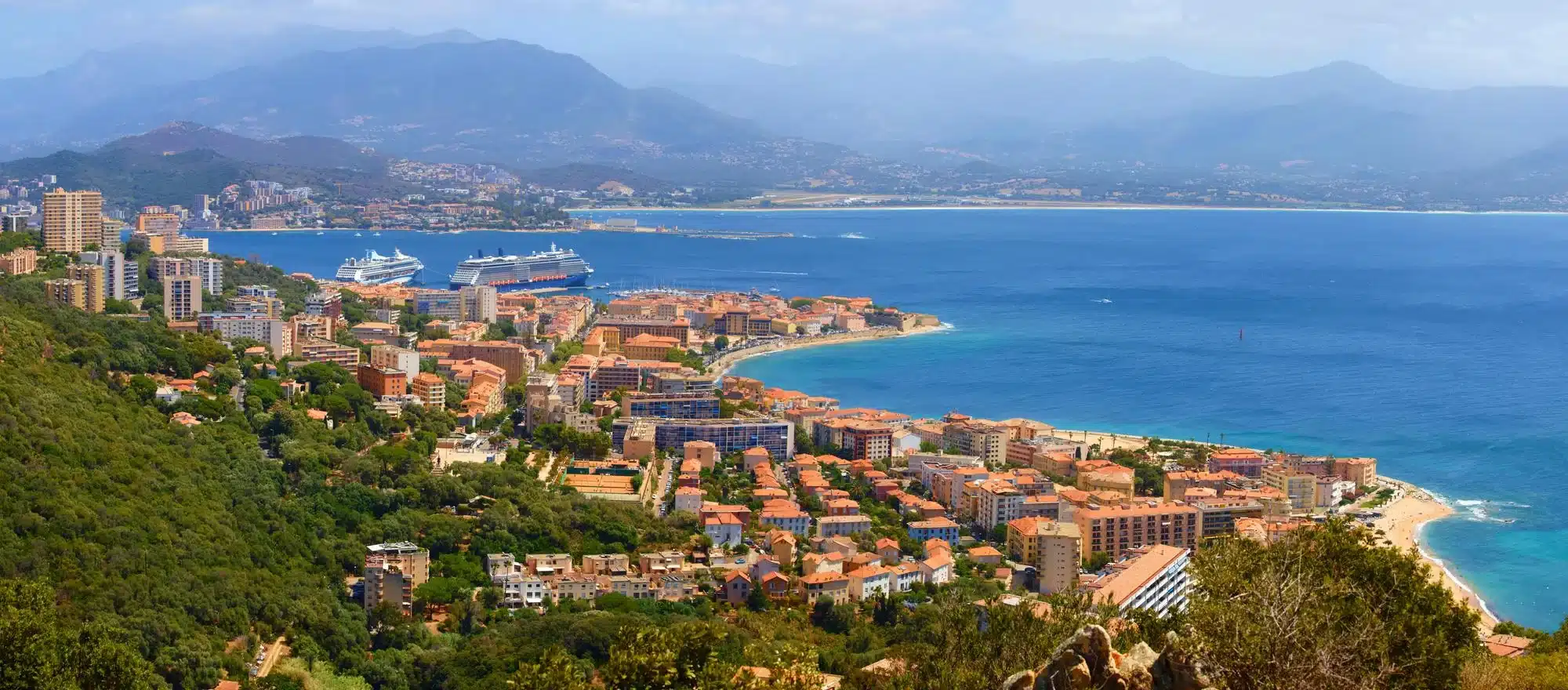 Vue d'Ajaccio et de son golfe, ville où est basée l'activité de Drone Solution Pro Corse