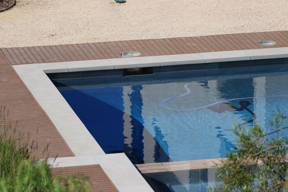 Abords de piscine avec margelles et terrasse en bois, nettoyage des surfaces extérieures au nettoyeur haute pression