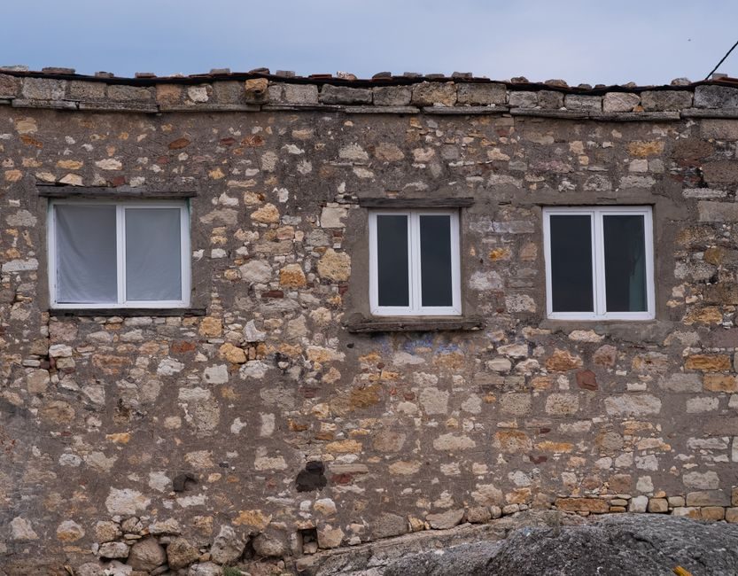 Haut de façade en pierre difficile d'accès depuis une échelle