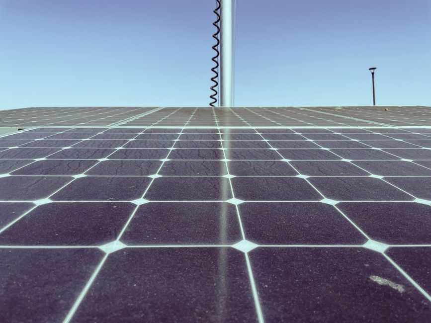 Modules photovoltaïques voilés de poussière et de traces avant nettoyage à l'eau déminéralisée