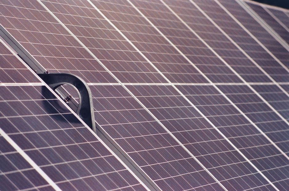 Gros plan sur les cellules d'une installation photovoltaïque