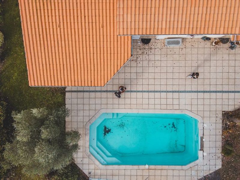Terrasse dallée et abords de piscine vus du ciel