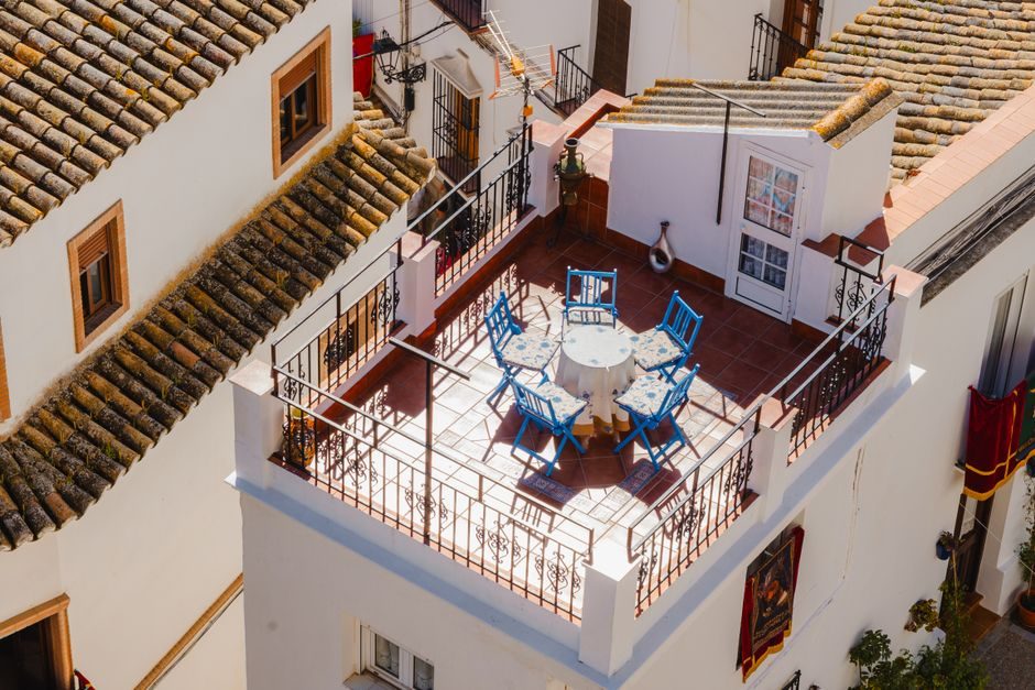 Terrasse dallée vue d'en haut, nettoyage des surfaces extérieures d'un dallage