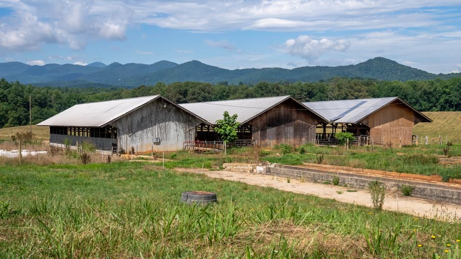 Hangars agricoles à toiture métallique, bâtiments d'exploitation traités par drone